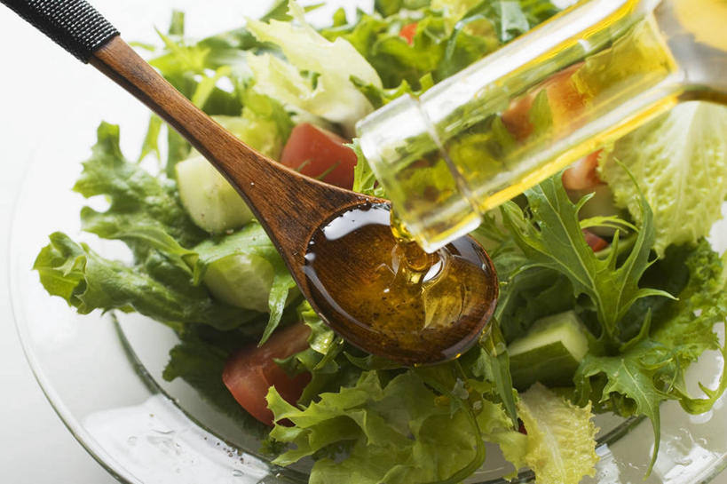 无人,横图,俯视,室内,特写,白天,白色背景,蔬菜,西红柿,一把,阴影,新鲜,反射,罐子,影子,勺子,陶瓷,生菜,莴苣,生食,食用油,蔬菜沙拉,油,橄榄油,沙拉,食品,陶瓷制品,色拉,沙律,玻璃制品,食物,一个,玻璃瓶,瓶子,容器,调羹,汤匙,碗,摄影,有机食品,绿色食品,影棚,单个,色拉酱,储藏,储存,千岛酱,植物油,春菜,鹅仔菜,莴仔菜,千金菜,叶用莴苣,奶油生菜,番茄,彩图,高角度拍摄,影棚拍摄,拍摄,贮存