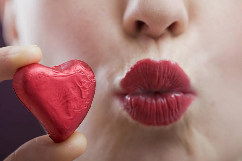 西方人,脸,头,鼻子,嘴,脸颊,手,一个人,横图,室内,特写,白天,正面,爱情,化妆,美容,欧洲,欧洲人,仅一个年轻女性,仅一个女性,仅一个人,护肤,握,阴影,爱心,朦胧,模糊,反射,包装,包装纸,铝箔纸,锡箔纸,影子,纸,食品,糖,糖果,甜点,甜品,纸张,浪漫,拿,拿着,食物,一个,红色,彩妆,甜食,巧克力,嘟嘴,保养,享受,休闲,温暖,温馨,心形,手部,撅嘴,恩爱,放松,握着,保健,单个,朱古力,单手,和睦,包装材料,锡箔,铝箔,养颜,年轻女性,女人,女性,白种人,心型,头部,鼻,鼻孔,脸部,脸蛋,面部,嘴巴,嘴唇,半身,彩图,融洽