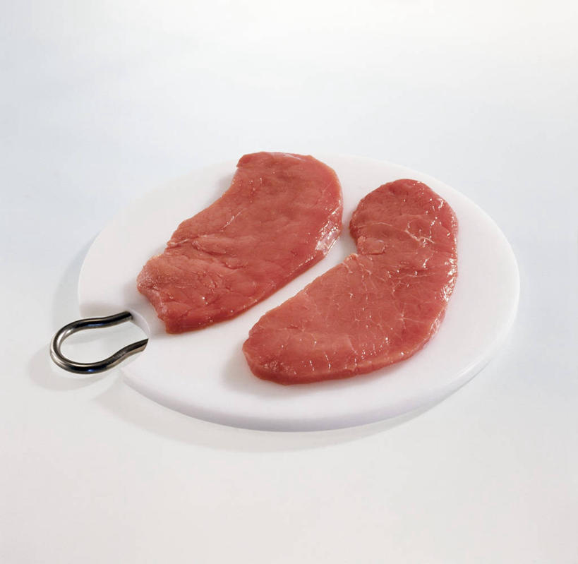 无人,横图,俯视,室内,特写,白天,白色背景,餐具,阴影,反射,纹路,碟子,盘,纹理,影子,肉,牛肉,肉类,两个,红色,盘子,碟,摄影,影棚,肉食,肌理,彩图,高角度拍摄,影棚拍摄,拍摄