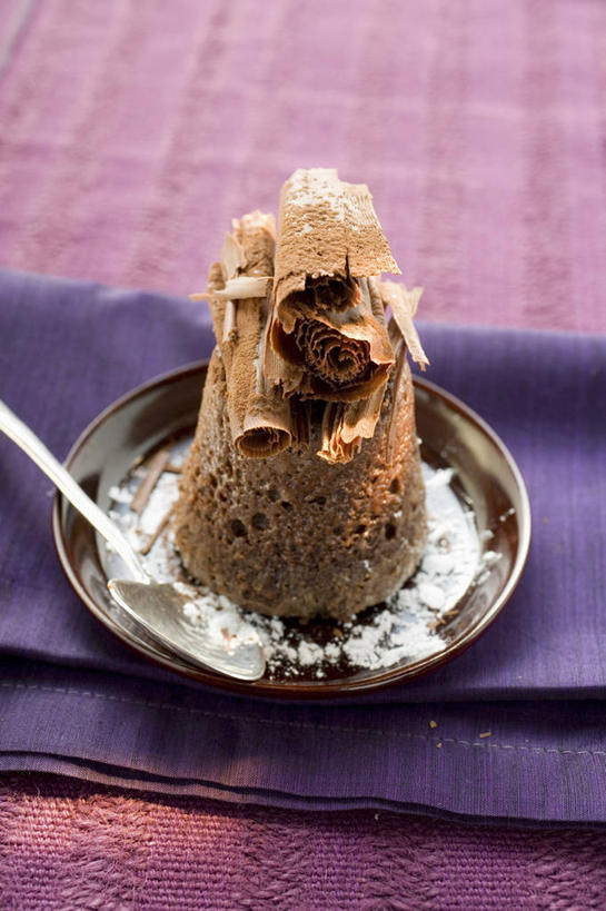 点心,无人,竖图,俯视,室内,特写,白天,桌面,桌子,餐具,阴影,反射,木制,布料,碟子,盘,影子,勺子,调料,食品,糖,糖果,甜点,甜品,调味品,调味料,布纹,桌布,食物,糕点,紫色,盘子,餐巾,木制品,调羹,碟,台布,汤匙,甜食,巧克力,摄影,影棚,朱古力,保洁方巾,口布,彩图,高角度拍摄,影棚拍摄,拍摄