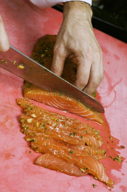 西方人,手,一个人,厨师,站,竖图,俯视,室内,特写,白天,工作服,制服,桌面,桌子,金属制品,欧洲,欧洲人,双手,仅一个男性,仅一个人,一把,切开,握,阴影,黑色背景,反射,金属,木制,工具,影子,肉,鱼肉,刀具,拿,拿着,肉类,仅一个年轻男性,红色,木制品,刀,切,站着,手部,握着,摄影,影棚,菜刀,剖面,肉食,切面,切菜刀,工作制服,男人,男性,年轻男性,白种人,厨师长,厨子,大厨,主厨,站立,半身,彩图,高角度拍摄,影棚拍摄,工作套服,拍摄