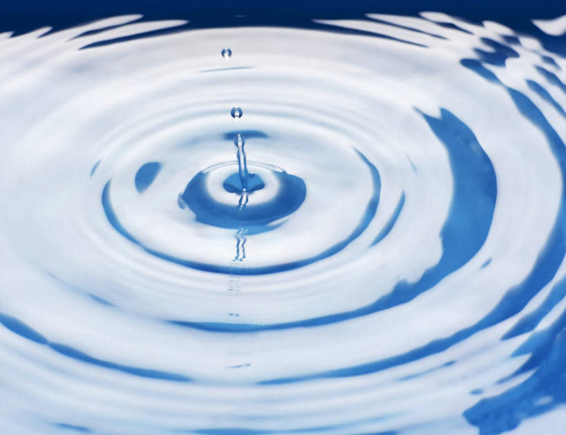 无人,横图,俯视,室内,特写,白天,水,阴影,波纹,飞溅,朦胧,模糊,溅,反射,液体,影子,水滴,涟漪,水珠,水纹,波浪,摄影,影棚,波光粼粼,喷洒,水晕,彩图,高角度拍摄,影棚拍摄,拍摄