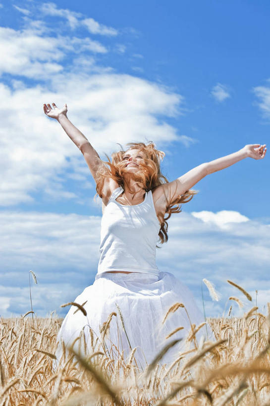 西方人,一个人,农田,站,举,笑,微笑,露齿笑,竖图,室外,白天,仰视,裙子,庄稼,农作物,小麦,欧洲,欧洲人,仅一个年轻女性,仅一个女性,仅一个人,连衣裙,云,云朵,谷物,云彩,注视,蓝色,白色,白云,蓝天,天空,天,观察,看,托,站着,麦子,晴朗,观看,吊带裙,察看,关注,年轻女性,女人,女性,白种人,晴空,举起,举手,举着,抬头,向上举,向上伸,向上托,仰头,站立,半身,彩图,低角度拍摄,耕地,庄稼田