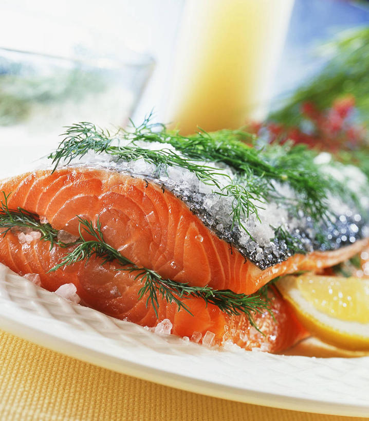 三文鱼,果汁,无人,竖图,俯视,室内,特写,白天,桌面,桌子,鲑鱼,柑橘,杯子,餐具,水果,阴影,朦胧,模糊,新鲜,反射,木制,碟子,盘,影子,生食,食品,果实,饮品,玻璃制品,食物,饮料,盘子,木制品,水杯,碟,摄影,有机食品,绿色食品,影棚,大马哈鱼,可口,莳萝,撒蒙鱼,萨门鱼,冰海之皇,鲑,洋茴香,土茴香,马哈鱼,麻哈鱼,大麻哈鱼,适口,玻璃杯,橘子,桔子,橙子,橙,彩图,高角度拍摄,影棚拍摄,拍摄