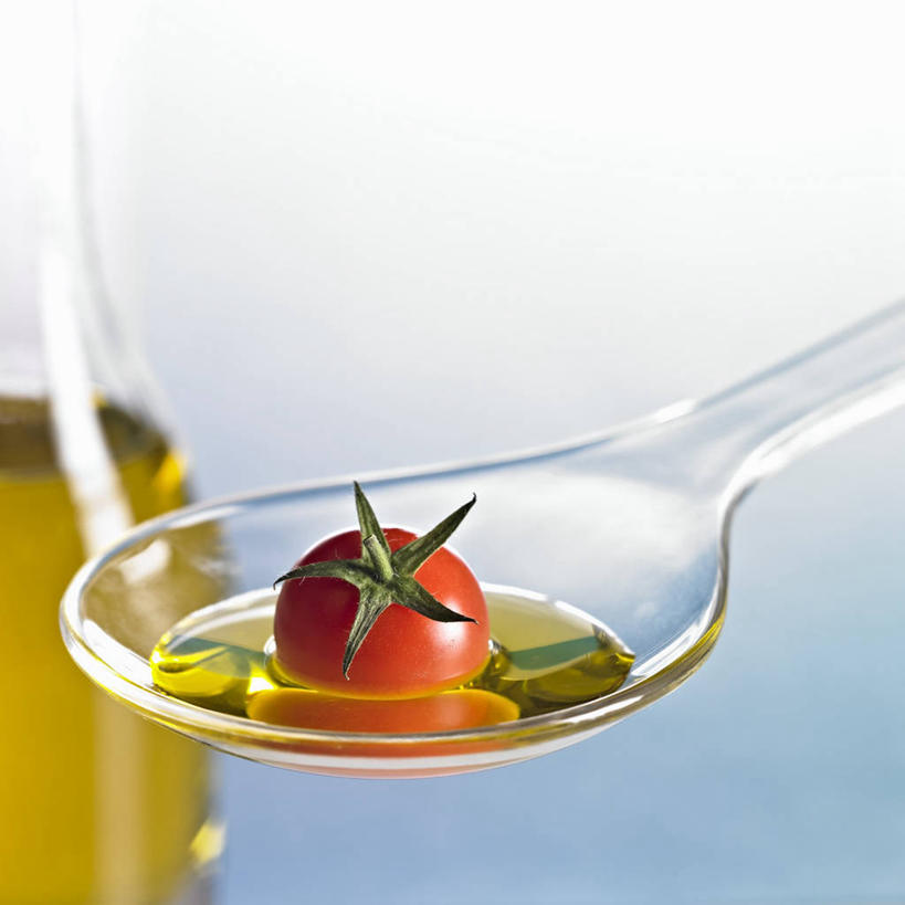 无人,方图,俯视,室内,特写,白天,蔬菜,西红柿,小番茄,阴影,朦胧,模糊,新鲜,透明,反射,影子,勺子,食用油,油,橄榄油,食品,玻璃制品,食物,一个,红色,玻璃瓶,瓶子,调羹,汤匙,摄影,有机食品,绿色食品,影棚,单个,植物油,通明,小西红柿,樱桃小番茄,珍珠小番茄,樱桃番茄,圣女果,番茄,彩图,高角度拍摄,影棚拍摄,拍摄