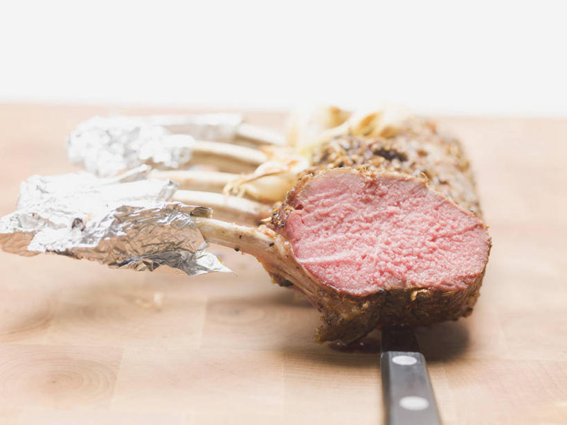 无人,横图,俯视,室内,特写,白天,烹饪,西餐,餐桌,桌子,餐具,一把,阴影,朦胧,模糊,反射,包装,包装纸,工具,铝箔纸,锡箔纸,影子,纸,调味,肉,香料,佐料,羊排,料理,食品,刀具,纸张,羊肉,菜肴,美食,肉类,食物,刀,西式,摄影,佳肴,影棚,餐台,配料,包装材料,餐刀,肉食,锡箔,铝箔,作料,彩图,高角度拍摄,影棚拍摄,拍摄