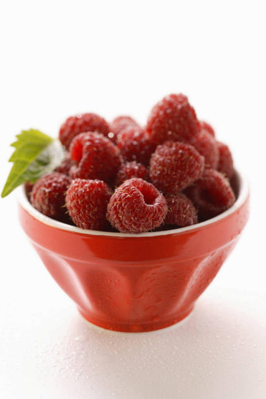 无人,竖图,俯视,室内,特写,白天,白色背景,餐桌,桌子,浆果,水果,叶子,一堆,许多,阴影,堆叠,堆积,新鲜,反射,影子,陶瓷,桑葚,生食,食品,果实,绿叶,陶瓷制品,食物,一个,红色,容器,碗,覆盆子,嫩叶,摄影,有机食品,绿色食品,影棚,单个,餐台,储藏,堆,储存,叶,叶片,彩图,高角度拍摄,影棚拍摄,拍摄,贮存