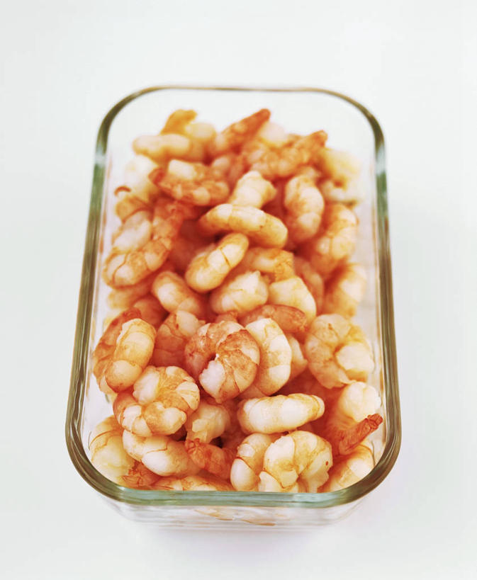 无人,竖图,俯视,室内,特写,白天,白色背景,餐桌,桌子,玻璃,一堆,许多,阴影,堆叠,堆积,反射,影子,虾,大虾,玻璃制品,一个,容器,碗,摄影,影棚,对虾,单个,餐台,储藏,堆,储存,斑节虾,东方对虾,中国对虾,彩图,高角度拍摄,影棚拍摄,拍摄,贮存