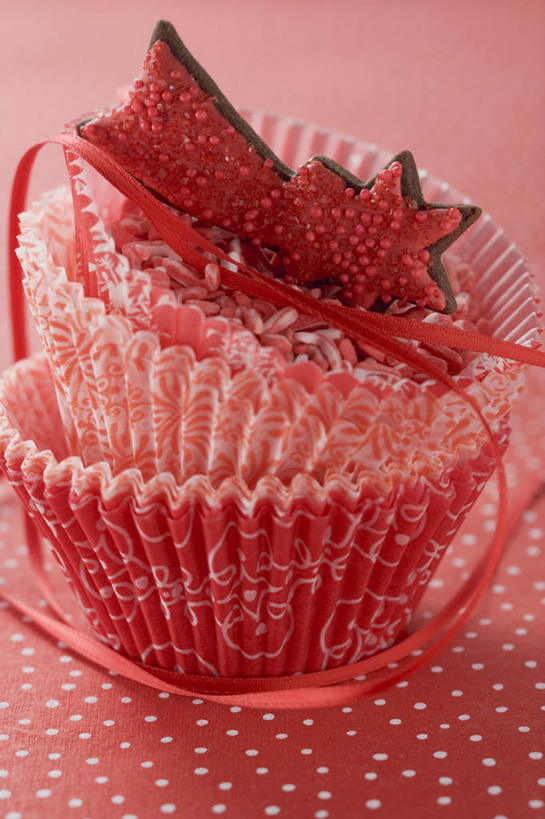 无人,竖图,俯视,室内,特写,白天,餐桌,桌子,圣诞节,一堆,阴影,堆叠,堆积,红色背景,节日,庆祝,装饰,反射,丝绸,丝带,影子,食品,糖,糖果,甜点,甜品,缎带,文化,绸带,食物,三个,红色,甜食,庆典,摄影,影棚,餐台,纪念,纸托,堆,华丽,修饰,点缀,硬糖,衬托,美观,雅致,雅观,蛋糕托,蛋糕托纸,蛋糕纸托,彩图,高角度拍摄,影棚拍摄,拍摄