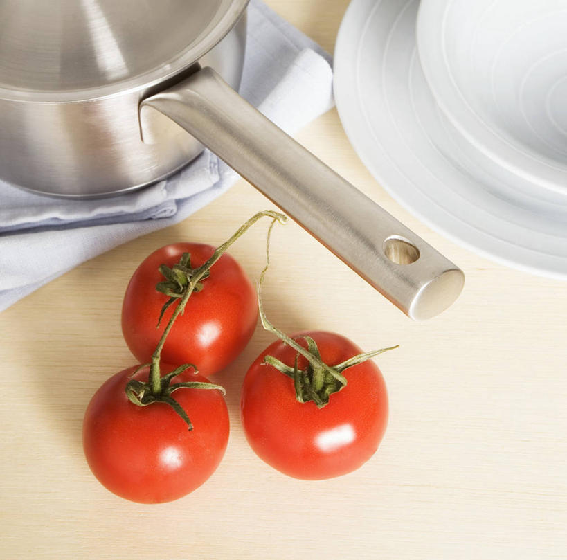 无人,横图,俯视,室内,特写,白天,烹饪,餐桌,桌子,蔬菜,西红柿,餐具,厨具,金属制品,阴影,新鲜,反射,金属,布料,碟子,锅子,盘,影子,食品,布纹,锅,桌布,食物,三个,红色,盘子,餐巾,碟,台布,摄影,有机食品,绿色食品,影棚,餐台,锅具,烹饪用具,烹调用具,番茄,烹调,彩图,高角度拍摄,影棚拍摄,拍摄