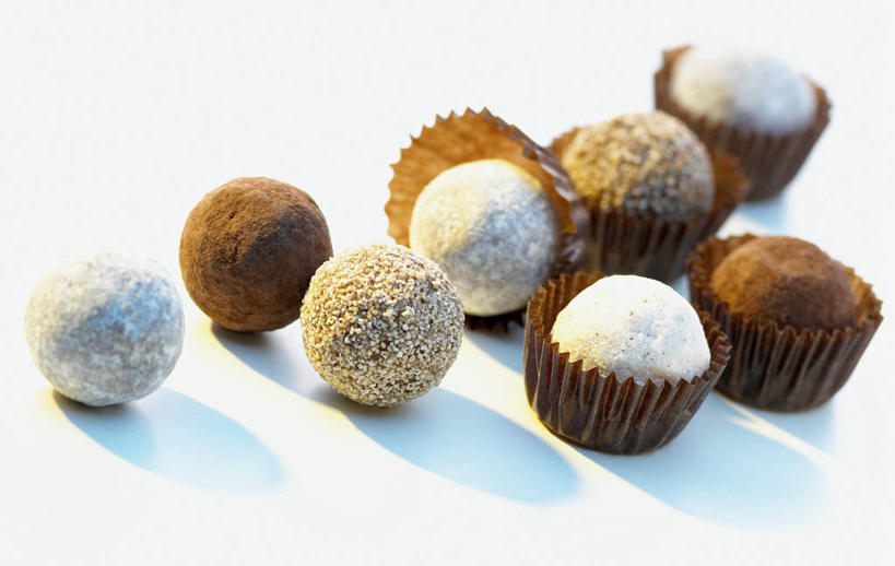 无人,横图,俯视,室内,特写,白天,白色背景,餐桌,桌子,许多,阴影,反射,影子,食品,糖,糖果,甜点,甜品,食物,排列,甜食,巧克力,摄影,影棚,餐台,朱古力,纸托,摆列,蛋糕托,蛋糕托纸,蛋糕纸托,彩图,高角度拍摄,影棚拍摄,拍摄,布列,分列