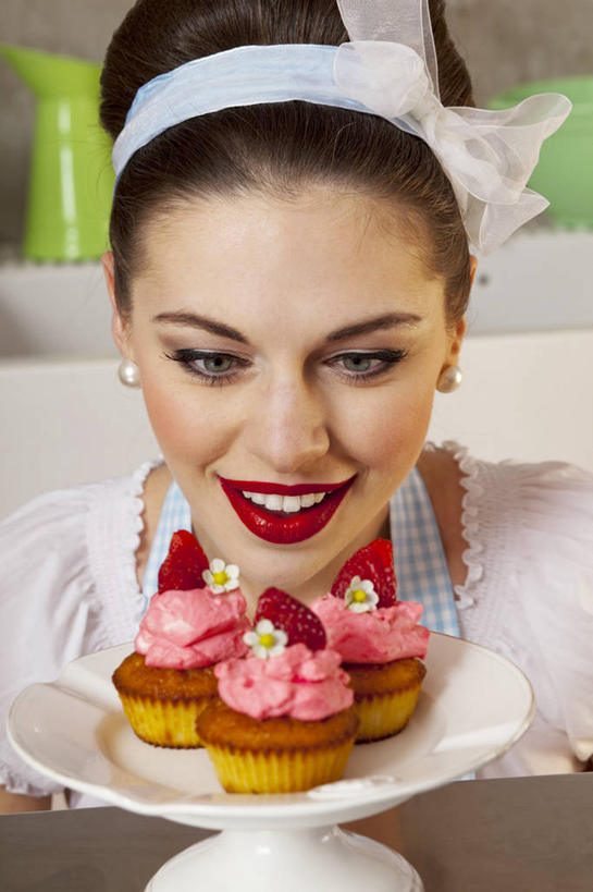 点心,西方人,脸,头,脸颊,一个人,笑,微笑,露齿笑,竖图,俯视,室内,特写,白天,下午茶,餐桌,桌子,草莓,浆果,餐具,水果,欧洲,欧洲人,仅一个年轻女性,仅一个女性,仅一个人,阴影,服装,新鲜,装饰,反射,碟子,盘,头饰,影子,生食,食品,果实,注视,休闲装,肩膀,食物,糕点,一个,衣服,红色,白色,盘子,耳环,发箍,发饰,饰品,碟,低头,观察,看,休闲,休闲服,服饰,有机食品,绿色食品,单个,餐台,头箍,观看,纸托,华丽,修饰,点缀,察看,关注,发卡,配饰,衬托,美观,雅致,雅观,耳饰,纸杯蛋糕,纸托蛋糕,蛋糕托,蛋糕托纸,蛋糕纸托,年轻女性,女人,女性,白种人,头部,脸部,脸蛋,面部,洋莓,水果皇后,红莓,地莓,半身,彩图,高角度拍摄,蛋糕