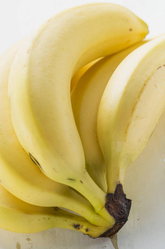 无人,竖图,俯视,室内,特写,白天,餐桌,桌子,香蕉,水果,一串,阴影,新鲜,反射,木制,影子,生食,食品,果实,食物,黄色,木制品,摄影,有机食品,绿色食品,影棚,餐台,甘蕉,彩图,高角度拍摄,影棚拍摄,拍摄