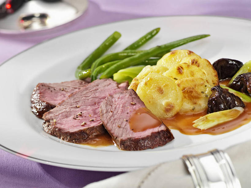 无人,横图,俯视,室内,特写,白天,烹饪,西餐,植物,餐桌,桌子,橄榄,蔬菜,餐具,阴影,新鲜,反射,碟子,盘,影子,豆类,豆子,豌豆,调料,酱料,酱汁,肉,佐料,牛肉,料理,食品,土豆泥,调味品,调味料,酱,荷兰豆,菜肴,美食,肉类,食物,一个,白色,盘子,碟,西式,摄影,佳肴,有机食品,绿色食品,影棚,单个,餐台,雪豆,肉食,豆科,寒豆,毕豆,麻累,国豆,小寒豆,麦豌豆,马铃薯泥,薯蓉,青果,白榄,彩图,高角度拍摄,影棚拍摄,拍摄