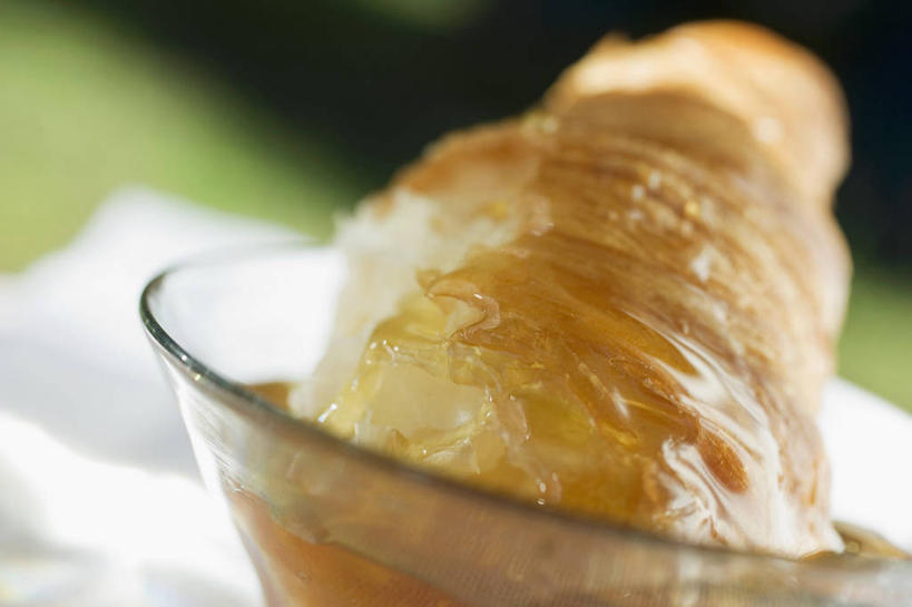 点心,面包,蜂蜜,无人,横图,俯视,室内,特写,白天,桌面,桌子,玻璃,阴影,朦胧,模糊,反射,木制,影子,食品,面点,玻璃制品,食物,糕点,一个,木制品,容器,碗,单个,储藏,储存,花蜜,止痛,解毒,冬酿,石蜜,彩图,高角度拍摄,贮存