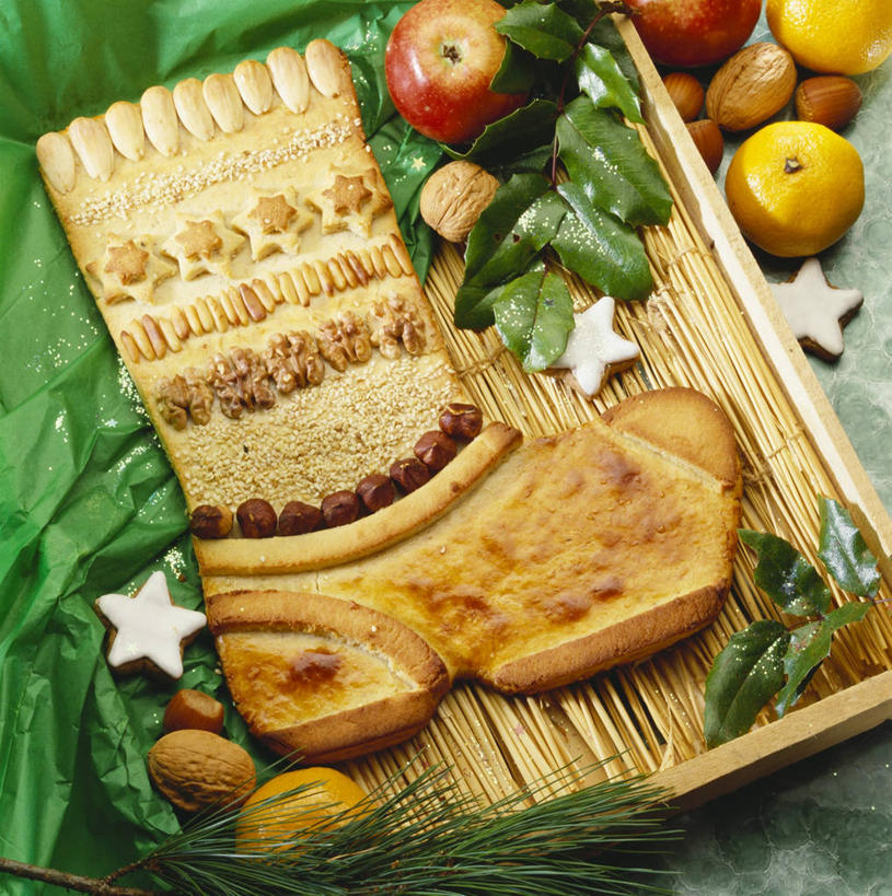 点心,无人,交叉,竖图,俯视,室内,特写,白天,桌面,桌子,竹子,鞋子,叶子,圣诞节,阴影,竹制,节日,庆祝,编织,反射,木制,篮子,影子,星星,食品,甜点,绿叶,文化,靴子,食物,糕点,一个,木制品,竹篮,饼干,甜食,零食,庆典,星形,嫩叶,单个,纪念,竹条,交织,竹制品,牛仔靴,五角形,姜饼,穿插,德式姜饼,叶,叶片,五角星,彩图,高角度拍摄