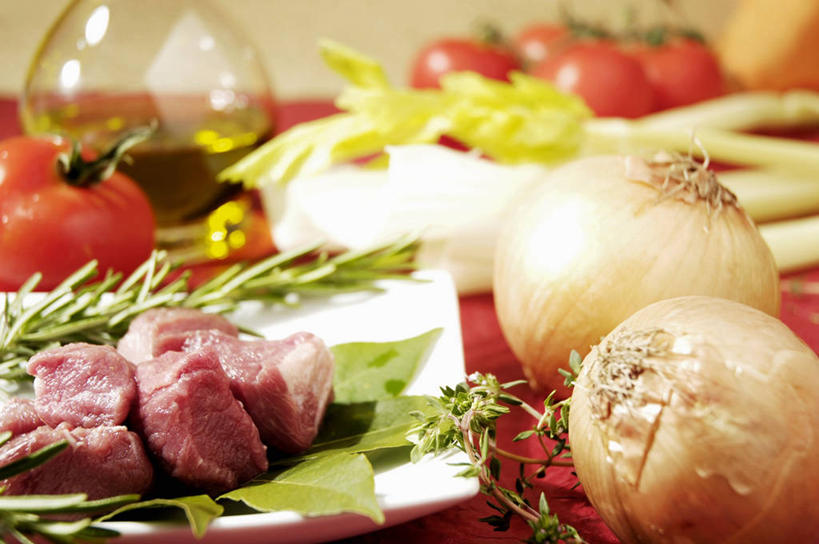 无人,横图,俯视,室内,特写,白天,桌面,桌子,橄榄,芦笋,蔬菜,西红柿,洋葱,餐具,水果,阴影,朦胧,模糊,新鲜,反射,木制,碟子,盘,影子,肉,生食,食用油,油,橄榄油,食品,果实,猪肉,肉类,玻璃制品,食物,一个,盘子,玻璃瓶,木制品,瓶子,碟,有机食品,绿色食品,单个,迷迭香,玉葱,肉食,植物油,豚肉,海洋之露,青果,白榄,猪尾巴,圆葱,药鸡豆子,洋葱头,石刁柏,球葱,蚂蚁杆,龙须菜,狼尾巴根,番茄,葱头,彩图,高角度拍摄