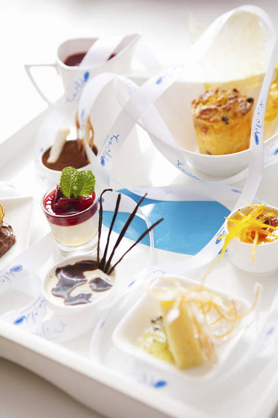 点心,无人,竖图,俯视,室内,特写,白天,桌面,桌子,杯子,餐具,水果,阴影,新鲜,反射,木制,碟子,盘,影子,陶瓷,生食,食品,甜点,甜品,果实,陶瓷制品,玻璃制品,食物,糕点,盘子,木制品,容器,水杯,碟,碗,甜食,有机食品,绿色食品,储藏,储存,玻璃杯,彩图,高角度拍摄,贮存