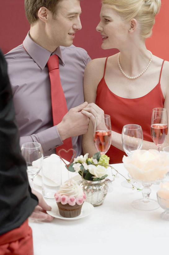 点心,红酒,葡萄酒,西方人,两个人,坐,握手,竖图,室内,白天,正面,晚礼服,爱情,下午茶,桌面,桌子,杯子,餐具,欧洲,情人节,欧洲人,阴影,节日,庆祝,反射,木制,碟子,高脚杯,盘,影子,食品,领带,红酒杯,酒类,浪漫,注视,文化,相视,玻璃制品,酒,食物,糕点,饮料,红色,盘子,酒杯,木制品,碟,观察,看,庆典,温暖,温馨,面对面,红葡萄酒,恩爱,恋人,观看,纪念,纸托,对视,和睦,察看,互视,象征,庄重,葡萄酒杯,关注,相对,身份,相看,正式,地位,蛋糕托,蛋糕托纸,蛋糕纸托,男人,男性,年轻男性,年轻女性,女人,女性,白种人,情侣,玻璃杯,搀手,拉手,手搀手,手拉手,手牵手,手握手,坐着,半身,彩图,晚宴服,舞会服,洋服,洋装,夜礼服,伴侣,融洽,蛋糕