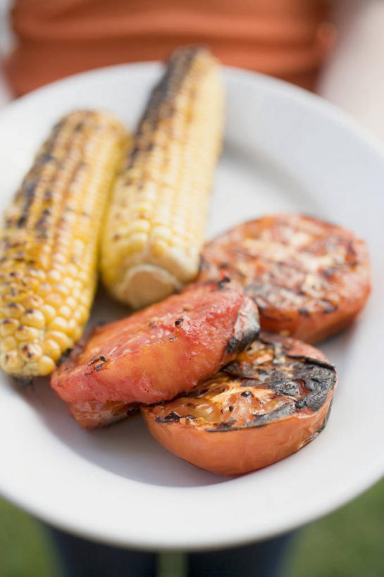 西方人,一个人,站,捧,竖图,俯视,室内,特写,白天,烧烤,玉米,蔬菜,西红柿,餐具,欧洲,欧洲人,仅一个年轻女性,仅一个女性,仅一个人,服装,朦胧,模糊,新鲜,棒子,碟子,盘,玉蜀黍,食品,休闲装,食物,一个,衣服,盘子,碟,站着,休闲,休闲服,服饰,有机食品,绿色食品,单个,苞米,苞芦,苞谷,包谷,大蜀黍,番麦,薏米包,玉高粱,玉麦,珍珠米,年轻女性,女人,女性,白种人,番茄,端,端着,捧着,手捧,站立,半身,彩图,高角度拍摄