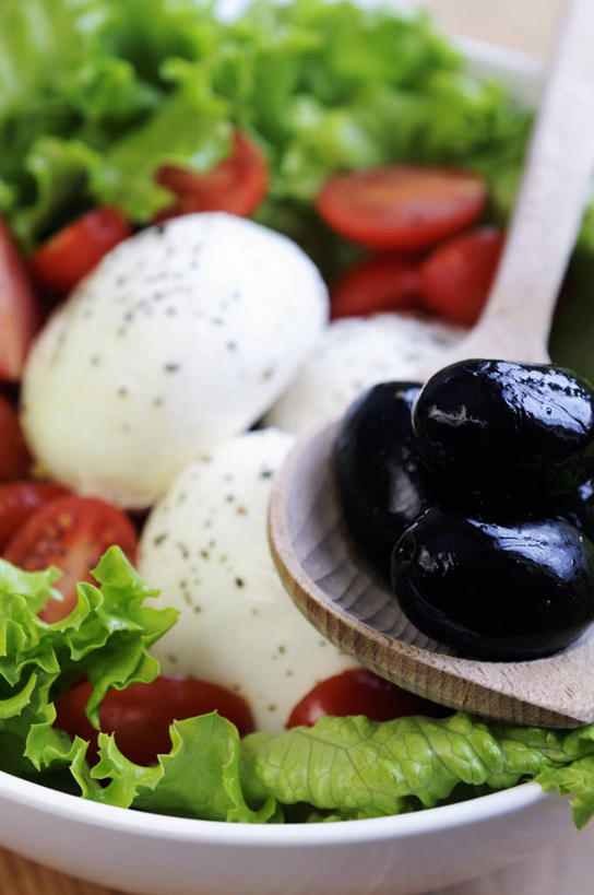 奶酪,无人,竖图,俯视,室内,特写,白天,植物,桌面,桌子,蔬菜,西红柿,小番茄,椰菜,卷心菜,水果,阴影,朦胧,模糊,新鲜,反射,木制,影子,陶瓷,生菜,莴苣,生食,蔬菜沙拉,香料,干酪,起司,沙拉,食品,草药,陶瓷制品,芝士,营养,色拉,沙律,中药,食物,一个,木制品,容器,碗,香草,乳酪,甘蓝,有机食品,绿色食品,单个,色拉酱,储藏,罗勒,乳制品,储存,千岛酱,紫苏,药材,中草药,发酵,九层塔,圣约瑟夫草,甜罗勒,兰香,中药材,本草,春菜,鹅仔菜,莴仔菜,千金菜,叶用莴苣,小西红柿,樱桃小番茄,珍珠小番茄,樱桃番茄,圣女果,结球甘蓝,甘兰,番茄,包心菜,彩图,高角度拍摄,贮存