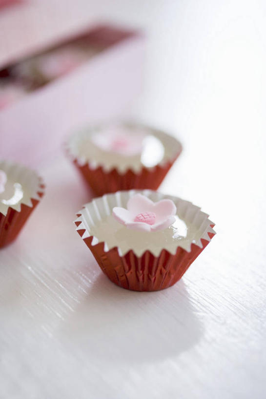 无人,竖图,俯视,室内,特写,白天,桌面,桌子,阴影,朦胧,模糊,反射,木制,影子,食品,糖,糖果,甜点,甜品,食物,三个,木制品,甜食,巧克力,朱古力,纸托,黑巧克力,蛋糕托,蛋糕托纸,蛋糕纸托,彩图,高角度拍摄