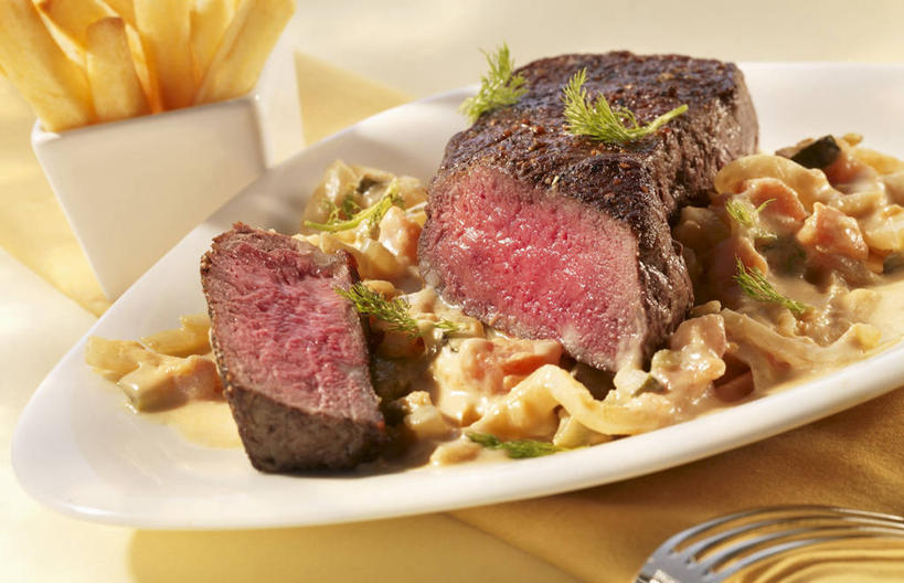 点心,无人,横图,俯视,室内,特写,白天,烹饪,西餐,桌面,桌子,蔬菜,土豆,餐具,叶子,阴影,朦胧,模糊,新鲜,反射,木制,叉子,碟子,盘,影子,调味,肉,香料,佐料,牛排,牛肉,料理,食品,甜点,甜品,绿叶,薯条,菜肴,美食,肉类,食物,糕点,一个,盘子,木制品,碟,茴香,甜食,奶油,嫩叶,西式,佳肴,有机食品,绿色食品,单个,八角,八角茴香,大茴香,乳制品,肉食,餐叉,馍馍蛋,八月珠,舶茴香,大料,作料,激凌,克林姆,淇淋,叶,叶片,进餐用具,洋芋,山药蛋,马铃薯,彩图,高角度拍摄