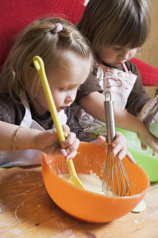 西方人,儿童,两个人,家庭,站,竖图,俯视,室内,特写,白天,烹饪,纯洁,桌面,桌子,厨具,金属制品,欧洲,欧洲人,握,阴影,服装,朦胧,模糊,反射,金属,木制,粉末,滤器,影子,勺子,陶瓷,面粉,陶瓷制品,拿,粮食,拿着,注视,休闲装,一个,小孩,衣服,木制品,容器,打蛋器,搅拌器,碗,观察,看,站着,休闲,温暖,温馨,一家人,休闲服,粉,可爱,童年,童趣,握着,服饰,单个,观看,储藏,农产品,和睦,察看,储存,关注,童真,漏勺,烂漫,无邪,烹饪用具,原材料,粉状,手动打蛋器,天真,女孩,女人,女性,白种人,烹调用具,烹调,站立,半身,彩图,高角度拍摄,融洽,贮存,女生