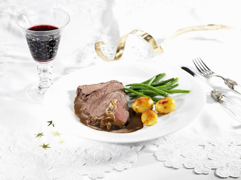 红酒,葡萄酒,无人,横图,俯视,室内,特写,白天,烹饪,西餐,植物,桌面,桌子,豆,蔬菜,土豆,杯子,餐具,金属制品,阴影,新鲜,反射,金属,木制,叉子,刀叉,刀子,碟子,高脚杯,盘,影子,豆类,豆子,肉,牛排,牛肉,料理,食品,红酒杯,酒类,菜肴,美食,肉类,玻璃制品,酒,食物,饮料,一个,盘子,酒杯,木制品,碟,红葡萄酒,西式,佳肴,有机食品,绿色食品,单个,葡萄酒杯,餐刀,肉食,餐叉,豆科,馍馍蛋,青大豆,玻璃杯,进餐用具,洋芋,山药蛋,青豆,马铃薯,彩图,高角度拍摄