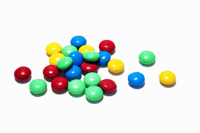 无人,横图,俯视,彩色,室内,特写,白天,白色背景,桌面,桌子,阴影,反射,木制,影子,食品,糖,糖果,甜点,甜品,食物,木制品,甜食,巧克力,摄影,影棚,朱古力,五颜六色,色彩斑斓,五彩缤纷,五彩斑斓,五光十色,彩图,高角度拍摄,影棚拍摄,拍摄