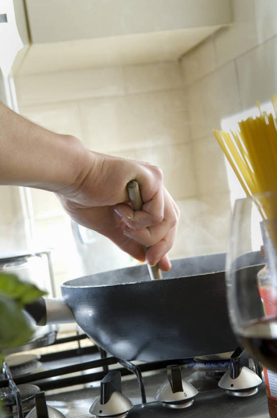 西方人,手,一个人,竖图,室内,特写,白天,仰视,烹饪,雾,厨房,厨具,金属制品,欧洲,欧洲人,仅一个年轻女性,仅一个女性,仅一个人,握,沸腾,朦胧,模糊,金属,蒸汽,叉子,锅子,水蒸气,雾气,拿,拿着,锅,一个,手部,握着,单个,锅具,单手,气体,烹饪用具,蒸发,年轻女性,女人,女性,白种人,烹调用具,烹调,半身,彩图,低角度拍摄,灶间