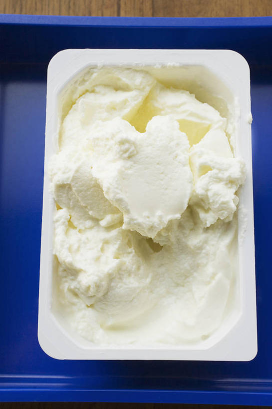 奶酪,无人,竖图,俯视,室内,特写,白天,餐桌,桌子,餐具,一堆,许多,阴影,堆叠,堆积,反射,碟子,盘,影子,陶瓷,干酪,起司,陶瓷制品,芝士,很多,营养,两个,白色,盘子,容器,碟,碗,乳酪,餐台,储藏,堆,乳制品,储存,发酵,彩图,高角度拍摄,贮存