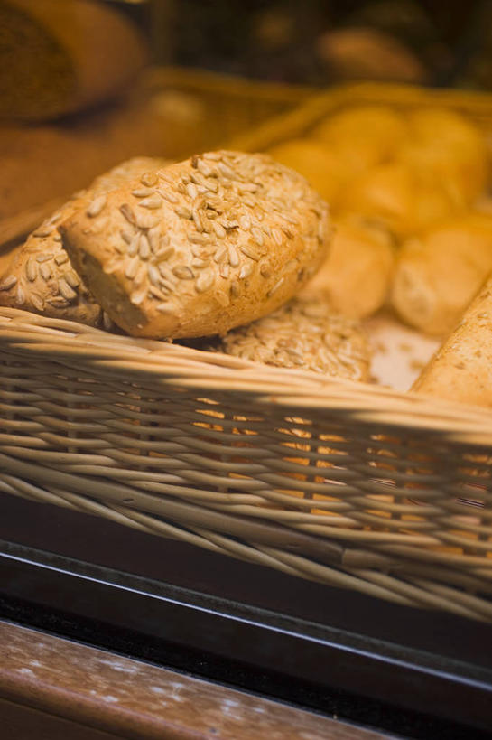 点心,面包,无人,交叉,竖图,俯视,室内,特写,白天,餐桌,桌子,竹子,一堆,阴影,堆叠,堆积,竹制,朦胧,模糊,编织,反射,篮子,影子,食品,坚果,面点,小吃,食物,糕点,一个,竹篮,零食,单个,餐台,竹条,堆,瓜子,交织,竹制品,小圆面包,葵花籽,穿插,葵花子,彩图,高角度拍摄