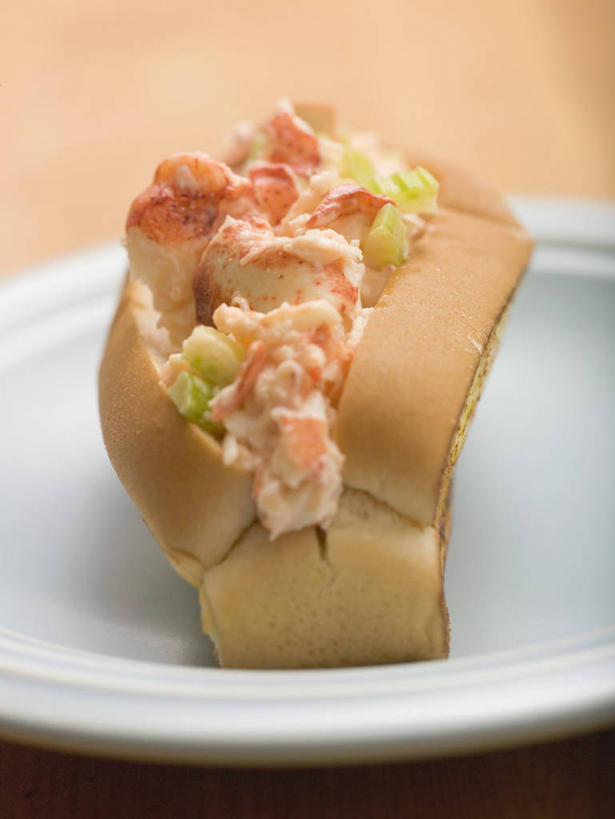 点心,海鲜,面包,龙虾,无人,竖图,俯视,室内,特写,白天,烹饪,西餐,餐桌,桌子,餐具,阴影,朦胧,模糊,反射,碟子,盘,影子,虾,三明治,料理,食品,面点,水产,菜肴,美食,海洋生物,食物,糕点,一个,盘子,碟,快餐,西式,佳肴,单个,餐台,水生动物,海产品,水生物,西式快餐,海底动物,小圆面包,三文治,彩图,高角度拍摄