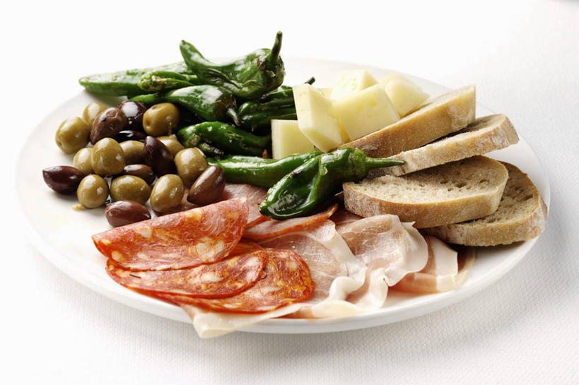 点心,面包,无人,横图,俯视,室内,特写,白天,白色背景,餐桌,桌子,橄榄,辣椒,蔬菜,餐具,阴影,新鲜,反射,碟子,盘,影子,肉,食品,面点,火腿,猪肉,肉类,食物,腌制,糕点,一个,盘子,碟,摄影,有机食品,绿色食品,影棚,单个,餐台,肉食,辣角,红海椒,大椒,辣虎,广椒,豚肉,熏制,火肉,兰熏,猪腿,青果,白榄,辣子,红辣椒,海椒,番椒,彩图,高角度拍摄,影棚拍摄,拍摄