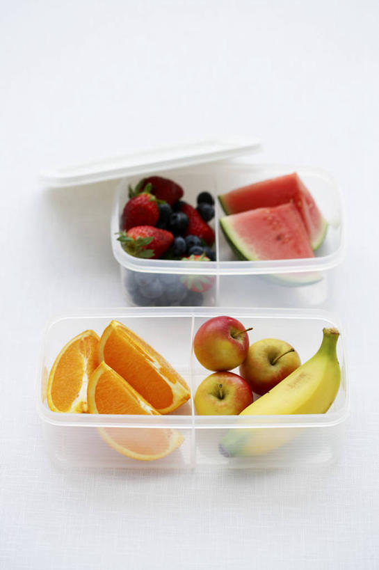 无人,竖图,俯视,室内,特写,白天,白色背景,餐桌,桌子,苹果,柑橘,西瓜,香蕉,水果,切开,阴影,新鲜,反射,影子,塑料,生食,食品,果实,盒子,食物,两个,黄色,红色,容器,塑料制品,切,橙色,摄影,有机食品,绿色食品,影棚,餐台,储藏,储存,剖面,切面,橘子,桔子,寒瓜,甘蕉,橙子,橙,彩图,高角度拍摄,影棚拍摄,拍摄,贮存