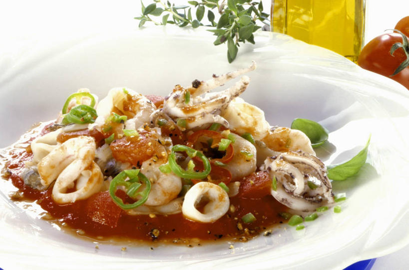 无人,横图,俯视,室内,特写,白天,白色背景,餐桌,桌子,辣椒,蔬菜,西红柿,餐具,阴影,新鲜,芳香,反射,碟子,盘,影子,食用油,油,橄榄油,食品,食物,一个,盘子,碟,香草,摄影,有机食品,绿色食品,影棚,单个,餐台,吉祥,百里香,麝香草,彩椒,植物油,辣角,红海椒,大椒,辣虎,广椒,如意,勇气,勇敢,地椒,自尊,不屈,平安,甜椒,柿子椒,辣子,海椒,番茄,番椒,灯笼椒,彩图,高角度拍摄,影棚拍摄,拍摄