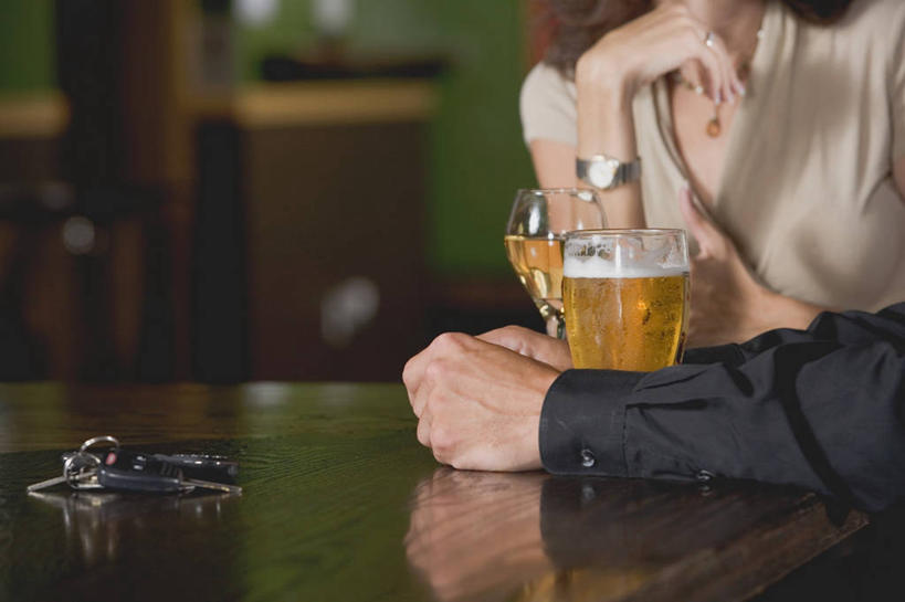 啤酒,西方人,两个人,酒吧,坐,横图,室内,特写,夜晚,正面,爱情,聚会,奢侈,夜生活,安全,餐桌,桌子,杯子,欧洲,欧洲人,握,阴影,服装,朦胧,模糊,反射,影子,防护,钥匙,酒类,两杯,浪漫,拿,拿着,娱乐,玻璃制品,酒,饮料,衣服,酒杯,啤酒杯,休闲,温暖,温馨,恩爱,放松,握着,恋人,服饰,餐台,夜店,保护,和睦,开启,衣着,穿着,封闭,保险,私密,夜总会,保全,周全,安稳,安定,防盗,衣饰,平安,男人,男性,年轻男性,年轻女性,女人,女性,白种人,情侣,玻璃杯,坐着,半身,彩图,酒吧间,酒馆,伴侣,融洽