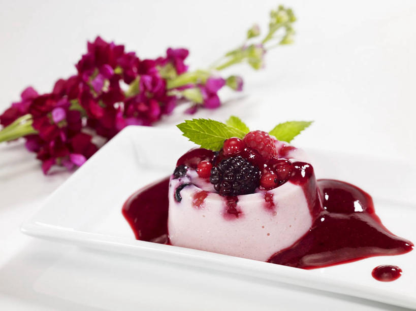 奶酪,无人,横图,俯视,室内,特写,白天,白色背景,餐桌,桌子,草莓,浆果,餐具,水果,叶子,阴影,新鲜,装饰,反射,碟子,盘,影子,生食,干酪,起司,食品,果实,绿叶,芝士,营养,食物,一个,盘子,碟,果酱,嫩叶,乳酪,摄影,有机食品,绿色食品,影棚,单个,餐台,华丽,修饰,点缀,配菜,乳制品,发酵,衬托,美观,雅致,雅观,果子酱,叶,叶片,洋莓,水果皇后,红莓,地莓,彩图,高角度拍摄,影棚拍摄,拍摄