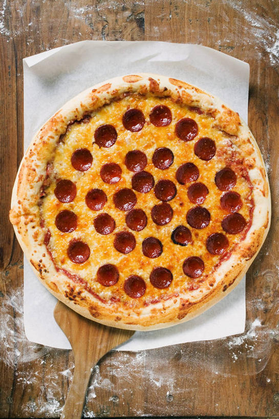 无人,竖图,俯视,室内,特写,白天,烹饪,西餐,桌面,桌子,一块,阴影,反射,木制,包装,包装纸,铲子,影子,纸,香肠,料理,食品,披萨,匹萨,纸张,腊肠,菜肴,美食,食物,木制品,快餐,西式,佳肴,包装材料,牛皮纸,比萨,西式快餐,垃圾食品,意大利薄饼,彩图,高角度拍摄