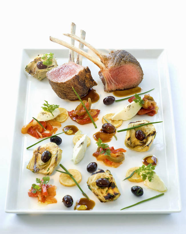 无人,竖图,俯视,室内,特写,白天,白色背景,烹饪,西餐,植物,橄榄,餐具,水果,阴影,新鲜,反射,碟子,盘,影子,调料,酱料,酱汁,肉,生食,香料,佐料,羊排,料理,食品,果实,草药,调味品,调味料,羊肉,酱,菜肴,美食,肉类,中药,食物,盘子,碟,香草,西式,摄影,佳肴,有机食品,绿色食品,影棚,罗勒,黑橄榄,紫苏,药材,中草药,肉食,乌橄榄,乌榄,九层塔,圣约瑟夫草,甜罗勒,兰香,中药材,本草,油橄榄,青果,白榄,彩图,高角度拍摄,影棚拍摄,拍摄