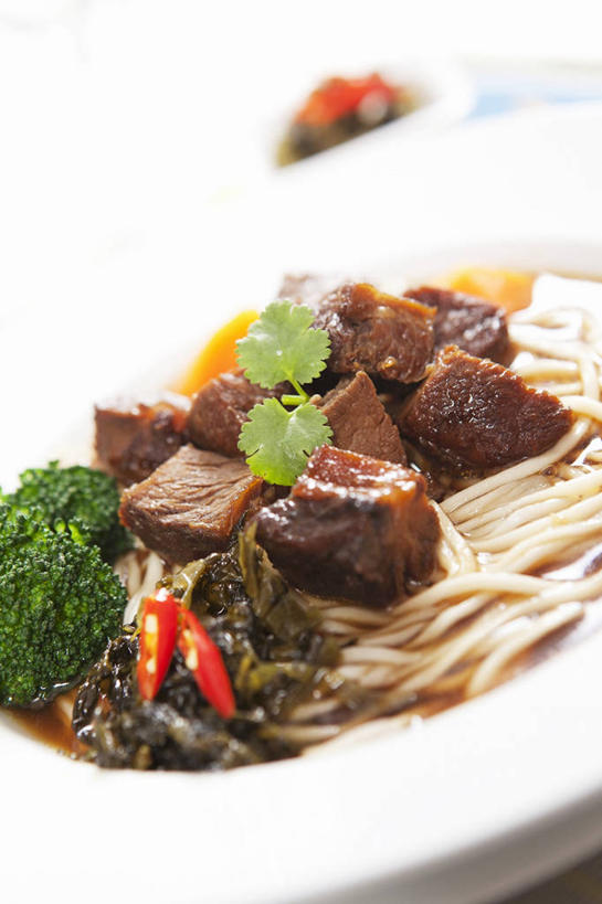 面食,面条,无人,竖图,俯视,室内,特写,白天,白色背景,烹饪,中餐,辣椒,蔬菜,餐具,阴影,新鲜,反射,碟子,盘,影子,花菜,花椰菜,西兰花,面,肉,牛肉,料理,食品,菜肴,美食,肉类,食物,盘子,碟,中式,摄影,佳肴,有机食品,绿色食品,影棚,椰菜花,肉食,辣角,红海椒,大椒,辣虎,广椒,甘蓝花,辣子,红辣椒,海椒,番椒,彩图,高角度拍摄,影棚拍摄,拍摄