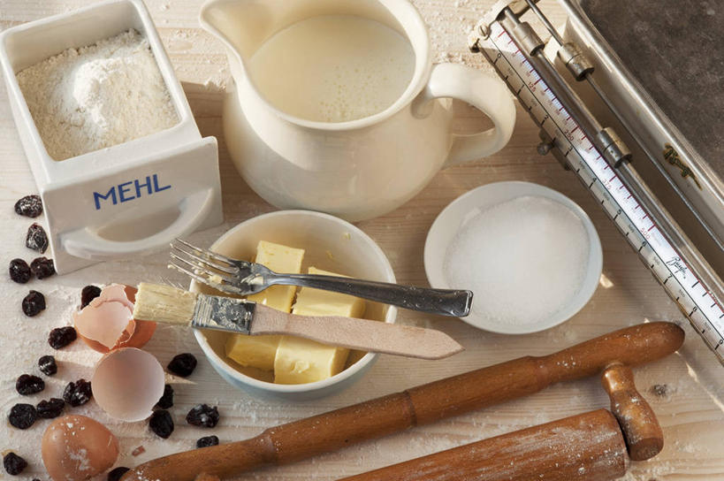 牛奶,无人,横图,俯视,室内,特写,白天,桌面,桌子,浆果,蓝莓,餐具,水果,阴影,新鲜,反射,木制,叉子,刀叉,刀子,壶,影子,陶瓷,调料,生食,黄油,食品,糖,果实,陶瓷制品,饮品,调味品,营养,调味料,水壶,食物,饮料,茶壶,木制品,容器,碗,有机食品,绿色食品,储藏,乳制品,奶,牛乳,储存,餐刀,白脱油,餐叉,安神,乳脂,进餐用具,山都柿,蓝浆果,蓝靛果,彩图,高角度拍摄,贮存