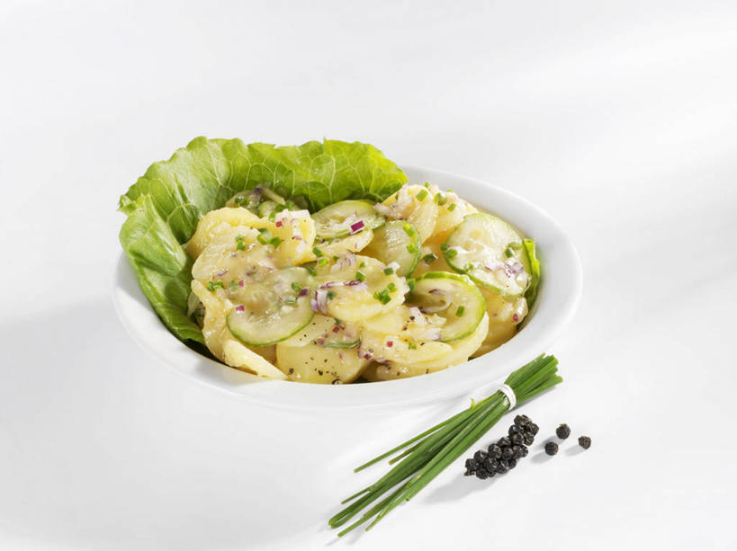 无人,横图,俯视,室内,特写,白天,白色背景,黄瓜,蔬菜,土豆,阴影,新鲜,反射,影子,陶瓷,生菜,莴苣,生食,蔬菜沙拉,沙拉,食品,陶瓷制品,色拉,沙律,食物,一个,容器,碗,摄影,有机食品,绿色食品,影棚,单个,色拉酱,储藏,储存,千岛酱,馍馍蛋,春菜,鹅仔菜,莴仔菜,千金菜,叶用莴苣,奶油生菜,洋芋,山药蛋,青瓜,马铃薯,胡瓜,彩图,高角度拍摄,影棚拍摄,拍摄,贮存