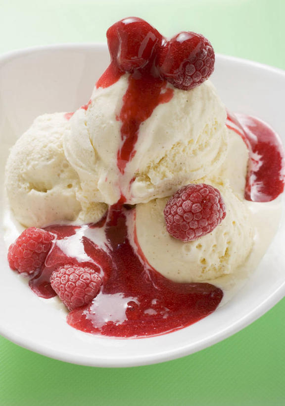 无人,竖图,俯视,室内,特写,白天,草莓,浆果,水果,绿色背景,阴影,新鲜,反射,影子,陶瓷,生食,食品,冰激凌,果实,陶瓷制品,清凉,食物,一个,容器,碗,果酱,冷饮,舒服,冰淇淋,摄影,有机食品,绿色食品,影棚,单个,储藏,解暑,储存,解渴,雪糕,舒爽,冰糕,消暑,果子酱,洋莓,水果皇后,红莓,地莓,彩图,高角度拍摄,影棚拍摄,拍摄,贮存