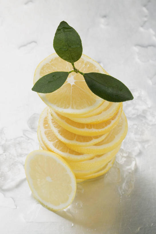 无人,竖图,俯视,室内,特写,白天,白色背景,柠檬,水果,叶子,一堆,切开,阴影,堆叠,堆积,新鲜,反射,影子,冰,生食,冰块,食品,果实,绿叶,冷冻,食物,切,嫩叶,寒冷,摄影,有机食品,绿色食品,影棚,冷藏,堆,冰冷,剖面,切面,保鲜,叶,叶片,益母果,柠果,彩图,高角度拍摄,影棚拍摄,拍摄