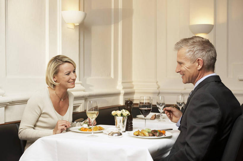 红酒,葡萄酒,西方人,中年人,两个人,家庭,夫妻,餐厅,坐,笑,微笑,露齿笑,横图,室内,白天,侧面,衬衫,西装,爱情,烹饪,西餐,餐桌,桌子,杯子,照明,欧洲,欧洲人,握,套装,服装,正装,壁灯,高脚杯,墙,灯光,肉,牛排,牛肉,料理,食品,领带,红酒杯,酒类,浪漫,拿,拿着,注视,休闲装,职业装,菜肴,美食,肉类,墙壁,墙面,玻璃制品,灯,酒,食物,饮料,衣服,白色,酒杯,灯具,观察,看,休闲,温暖,温馨,一家人,休闲服,红葡萄酒,恩爱,西式,握着,恋人,服饰,佳肴,餐台,观看,照亮,和睦,察看,葡萄酒杯,照明设备,关注,肉食,男人,男性,女人,女性,中年男性,中年女性,白种人,夫妇,情侣,玻璃杯,坐着,半身,彩图,衬衣,餐馆,饭店,饭馆,伴侣,融洽