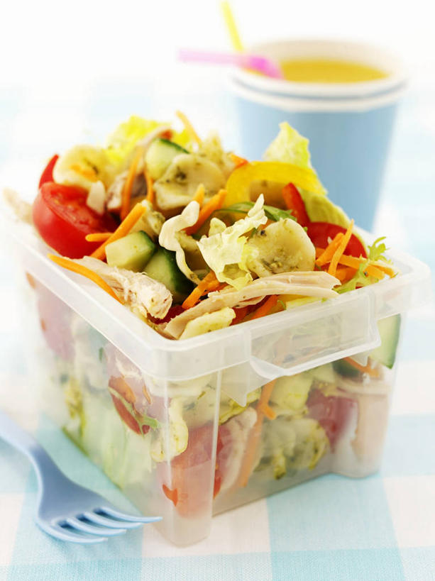 面食,通心粉,果汁,无人,竖图,俯视,室内,特写,白天,西餐,桌面,桌子,柑橘,蔬菜,西红柿,小番茄,杯子,阴影,新鲜,反射,木制,影子,塑料,鸡肉,面,肉,通心面,橙汁,料理,食品,饮品,肉类,盒子,食物,饮料,木制品,容器,塑料制品,吸管,纸制品,西式,有机食品,绿色食品,储藏,纸杯,空心,储存,可口,一次性杯子,肉食,饮管,适口,小西红柿,樱桃小番茄,珍珠小番茄,橘子,桔子,橙子,橙,樱桃番茄,圣女果,番茄,彩图,高角度拍摄,贮存,圆柱状