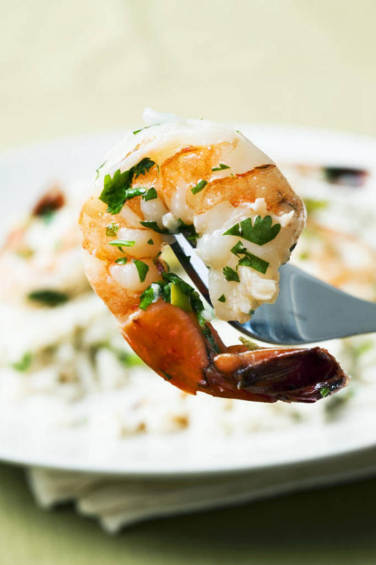 无人,竖图,俯视,室内,特写,白天,烹饪,西餐,桌面,桌子,餐具,一把,阴影,朦胧,模糊,反射,木制,叉子,碟子,盘,影子,虾,料理,食品,菜肴,美食,大虾,食物,一个,盘子,木制品,碟,西式,佳肴,对虾,单个,餐叉,斑节虾,东方对虾,中国对虾,进餐用具,彩图,高角度拍摄