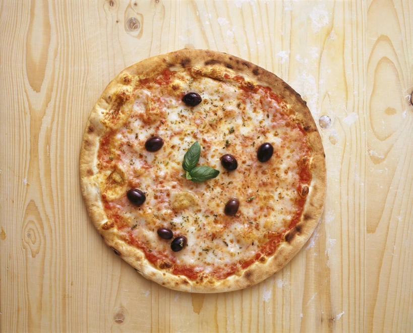 无人,横图,俯视,室内,特写,白天,烹饪,西餐,植物,桌面,桌子,橄榄,一块,阴影,反射,木制,影子,香料,料理,食品,披萨,匹萨,草药,菜肴,美食,中药,食物,木制品,快餐,香草,西式,佳肴,罗勒,牛至,黑橄榄,比萨,紫苏,药材,中草药,滇香蕾,西式快餐,垃圾食品,乌橄榄,乌榄,意大利薄饼,九层塔,圣约瑟夫草,甜罗勒,土香薷,兰香,中药材,本草,荆芥,香薷,油橄榄,奥勒冈草,白花土荆芥,白花茵陈,川香薷,俄力冈叶,减脂叶,满山香,蘑菇草,披萨草,银薄荷,止痢草,青果,白榄,彩图,高角度拍摄